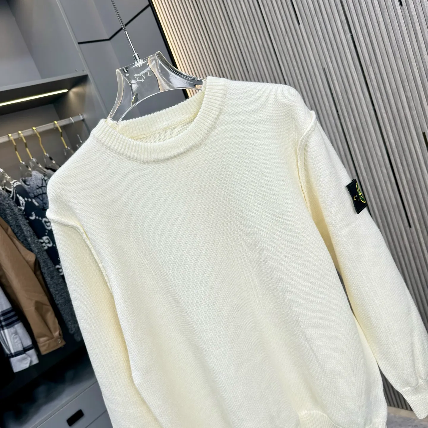 🅿️310 Stone Island 25FW crew neck sweater is made of top-grade cashmere yarn. The new autumn and winter Oblique jacquard knitted cashmere sweater adopts a double-sided wearable design and is made of high-quality cashmere material. After fine weaving process, it presents a soft and comfortable touch and excellent thermal performance. The iconic Oblique jacquard pattern is perfectly presented through precision knitting technology. It can be worn on both sides, showing different style charms. The round neck design is simple and elegant, suitable for various matching occasions. Exquisite knitting technology ensures that the clothes are not easily deformed and remain crisp and long-lasting. The double-sided design concept reflects LV's perfect balance of practicality and fashion. Each sweater undergoes strict quality inspection to ensure that the quality meets the brand's consistently high standards. This knitted item combines warmth and style, making it an exquisite addition to your autumn and winter wardrobe. Size:S/M/L/XL